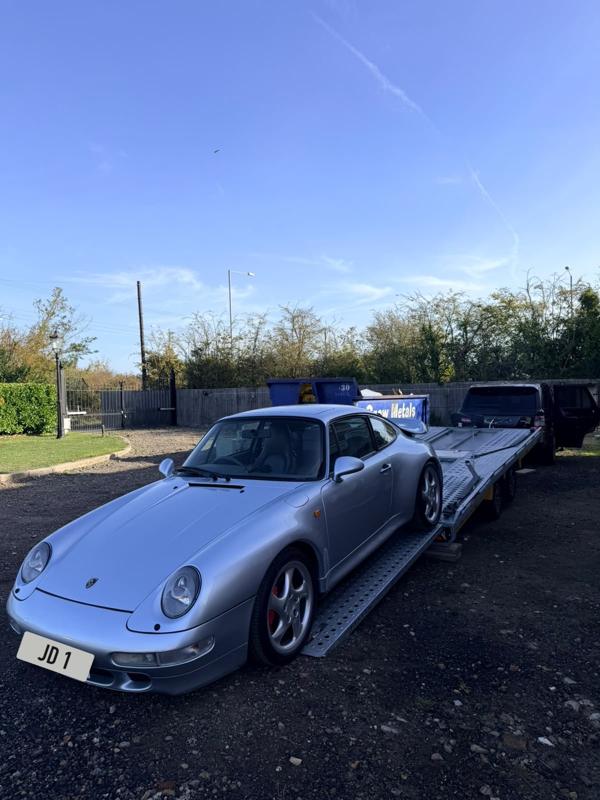 Porsche 911 (993) being loaded onto the trailer